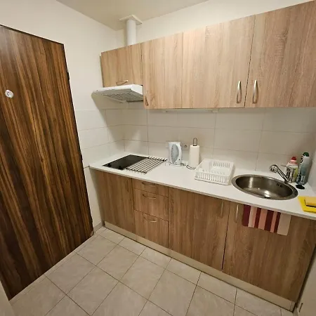 Newly Renovated 10 Min To The Center For 3 People Apartman