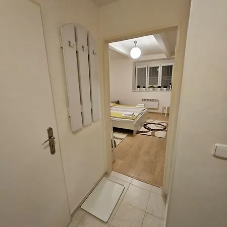 Newly Renovated 10 Min To The Center For 3 People