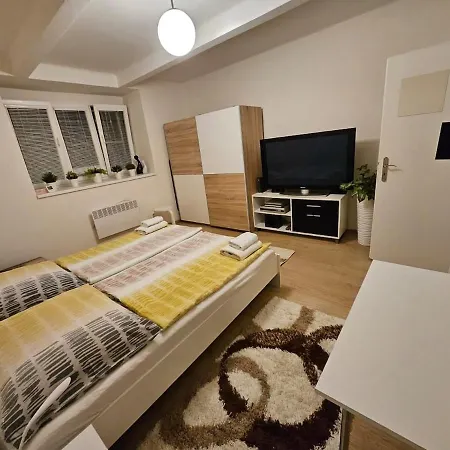 Newly Renovated 10 Min To The Center For 3 People